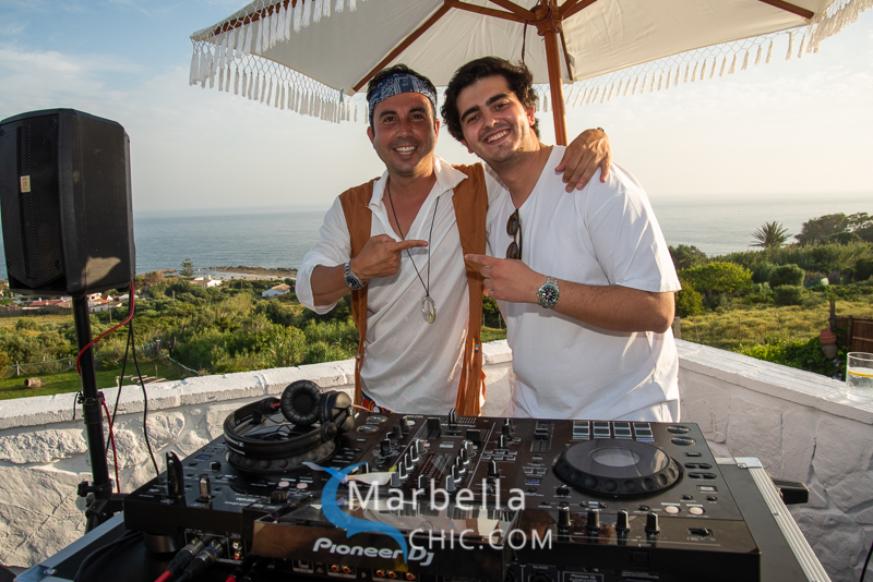 Luis Torremocha y Dj Barce en restaurante Mirlo Tarifa