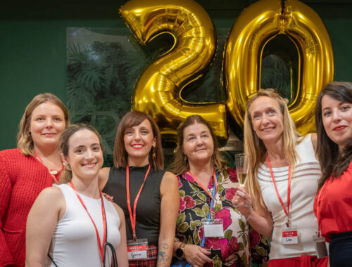 Redline celebra su 20 aniversario apoyando al refugio de animales Adana