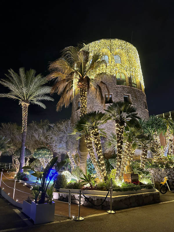 Puerto Banús luce ya su decoración navideña