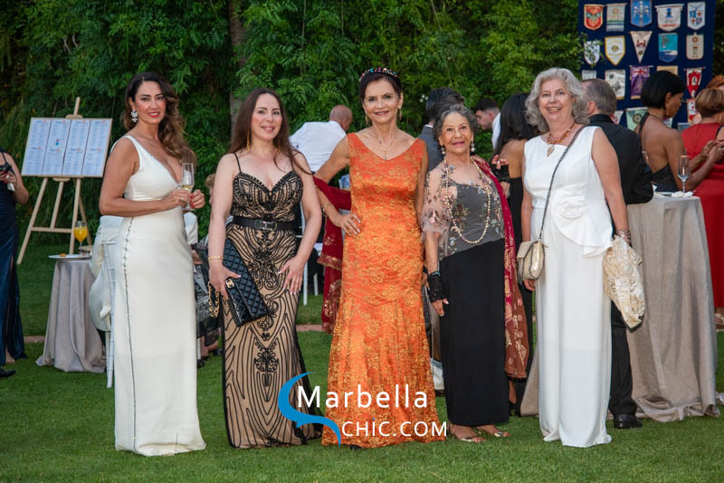 La Gala Benéfica de Verano del Rotary Club Marbella volvió a reunir en la Finca de la Concepción a cerca de trescientos invitados en una noche donde la elegancia y la solidaridad fueron las grandes protagonistas. Empresarios, rotarios, colaboradores y representantes de la sociedad marbellí compartieron una velada especial en apoyo de los proyectos sociales que impulsa la organización, consolidando una vez más esta cita como uno de los encuentros benéficos más destacados del verano en la Costa del Sol.